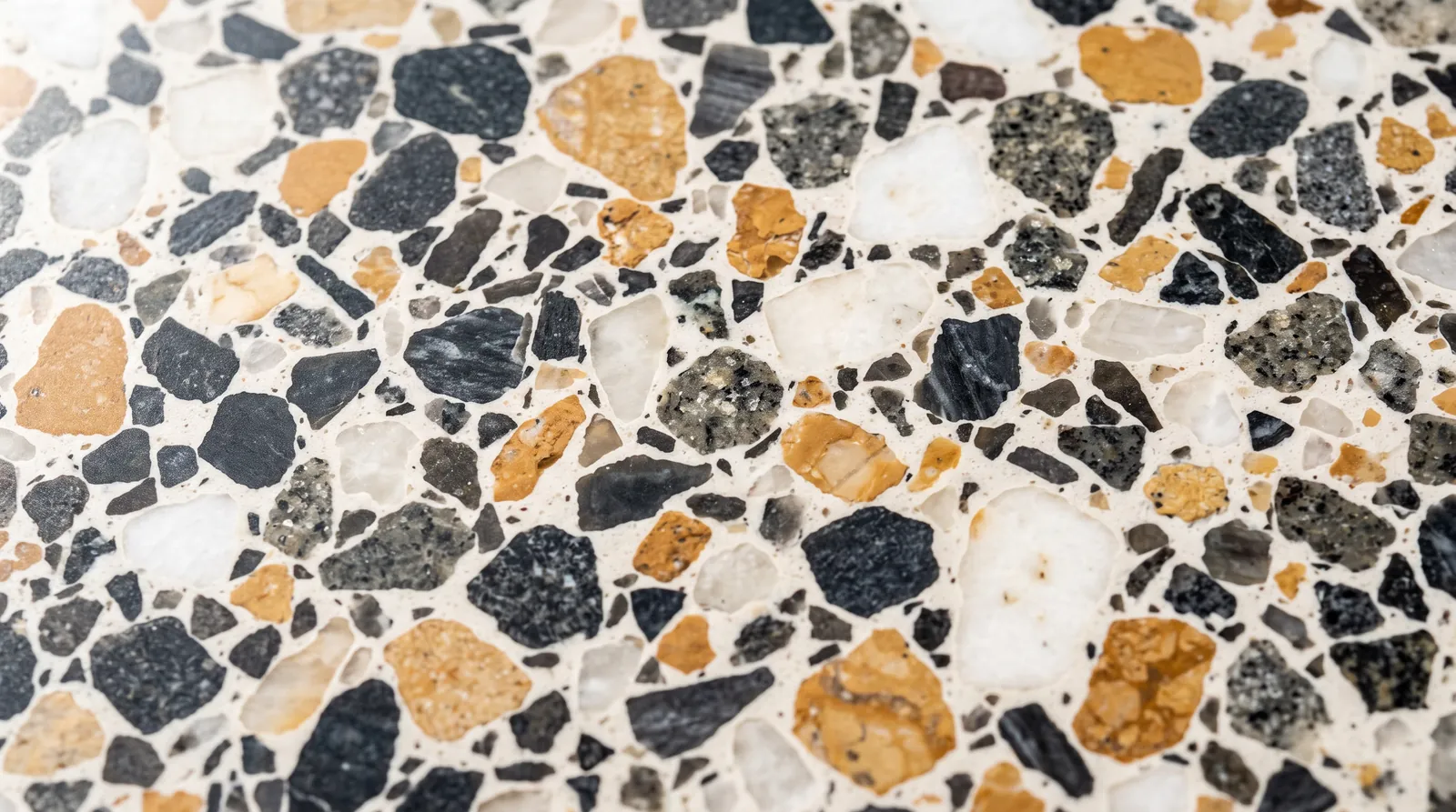 Polierter Terrazzoboden mit Marmor- und Granitkörnung